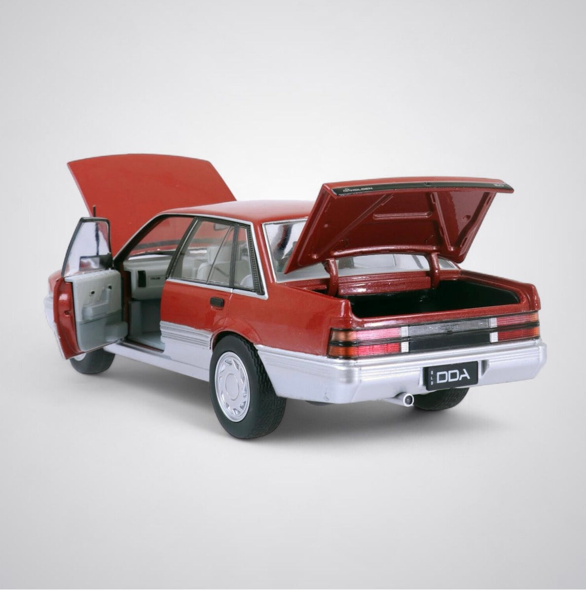 D/C 1:24 VL CALAIS HOLDEN RED/SILVER