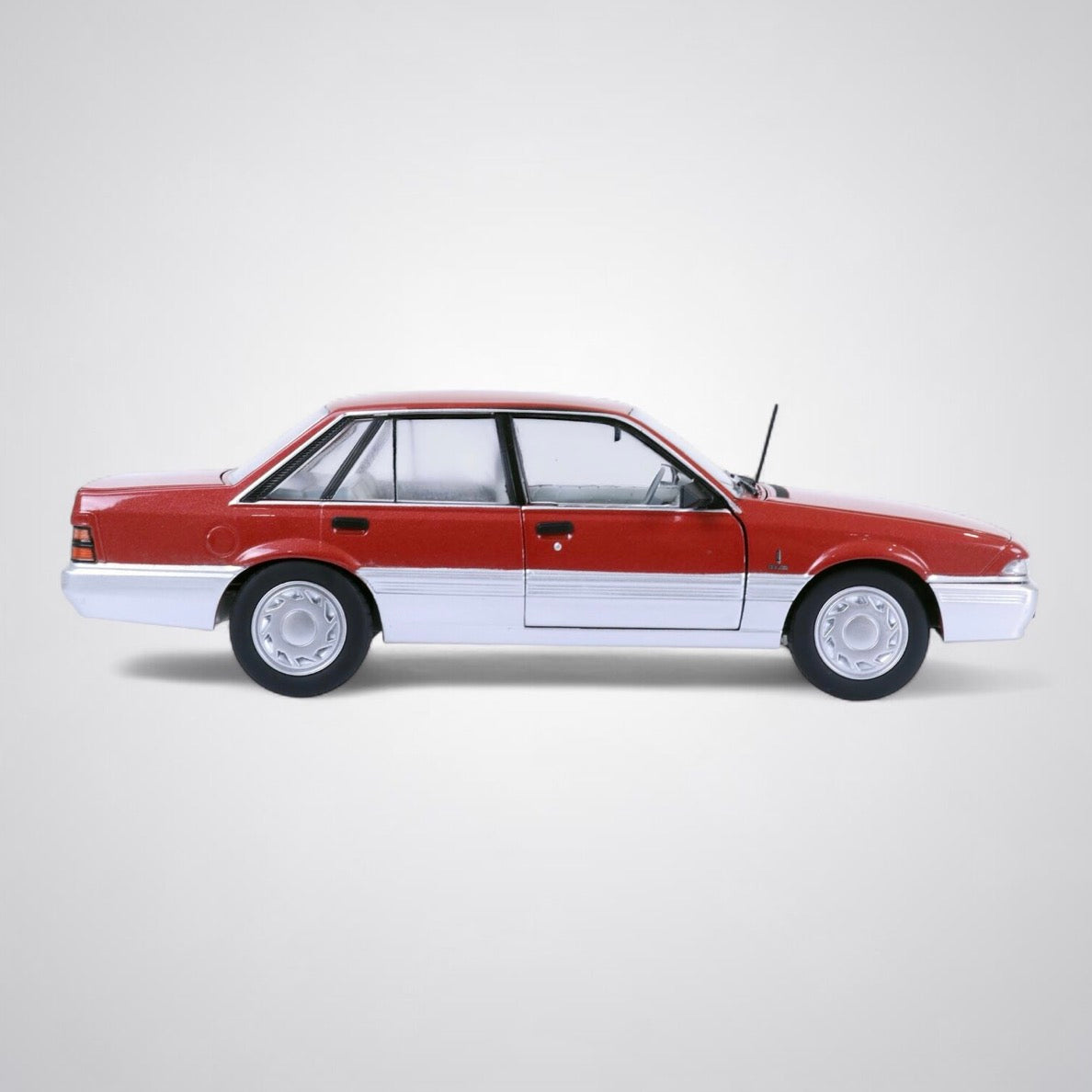 D/C 1:24 VL CALAIS HOLDEN RED/SILVER