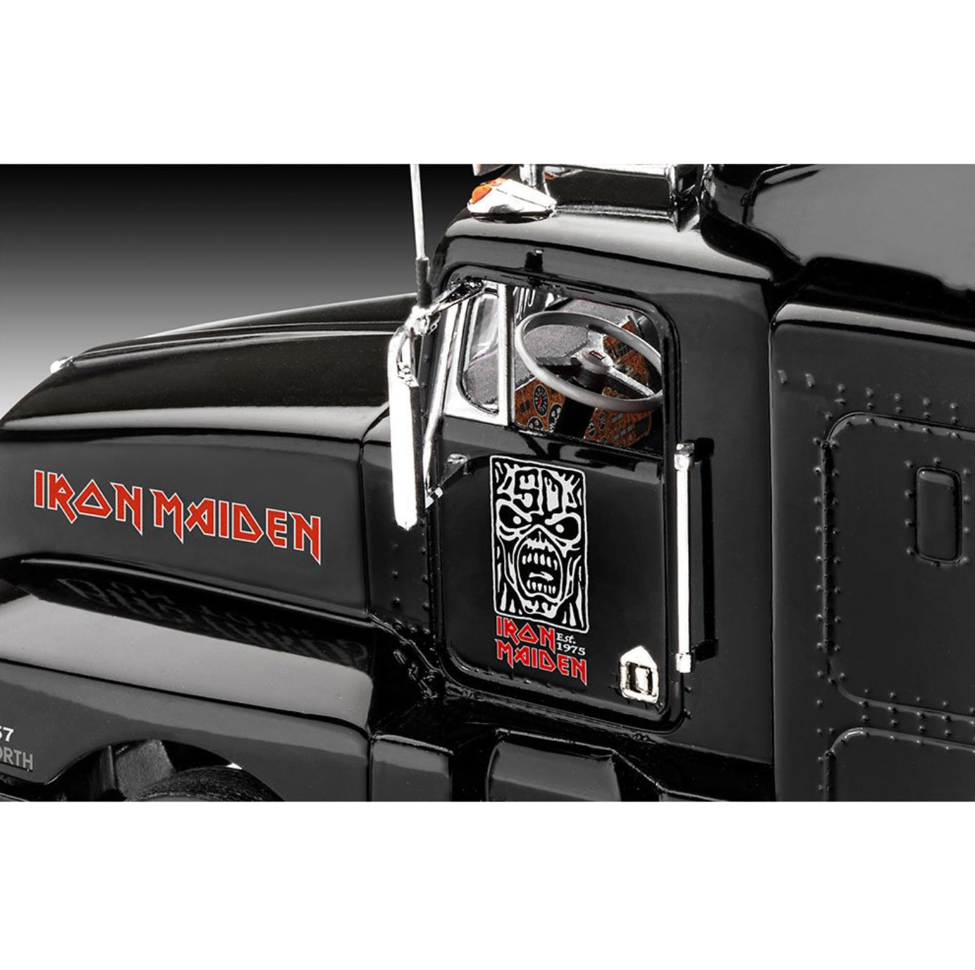 REVELL 1:32 TOUR TRUCK IRON MAIDEN 50TH