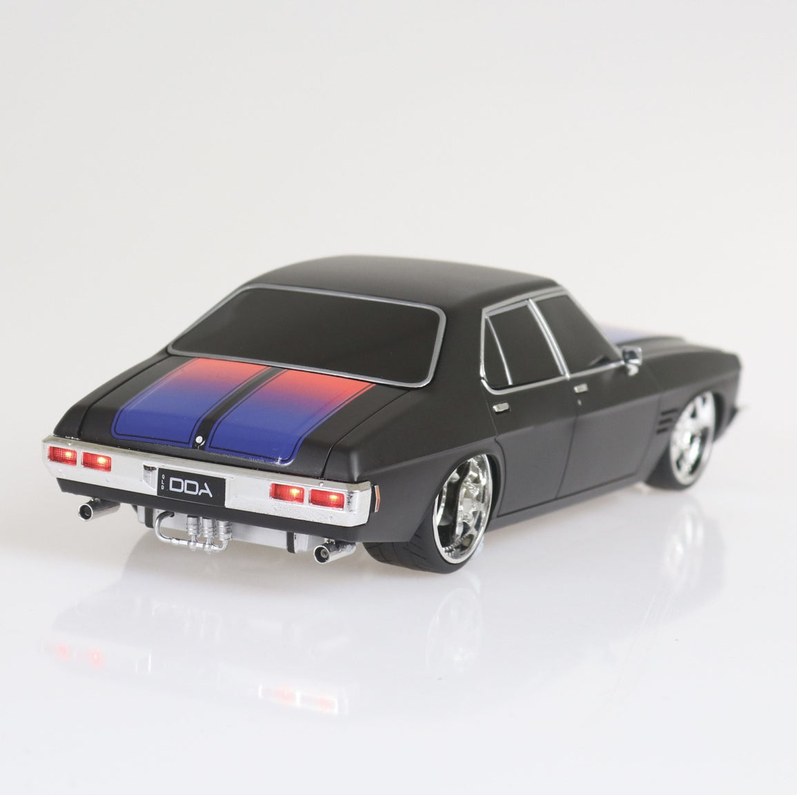 Dda 1:24 Hq Holden Matt Blk/Red/Bl Light