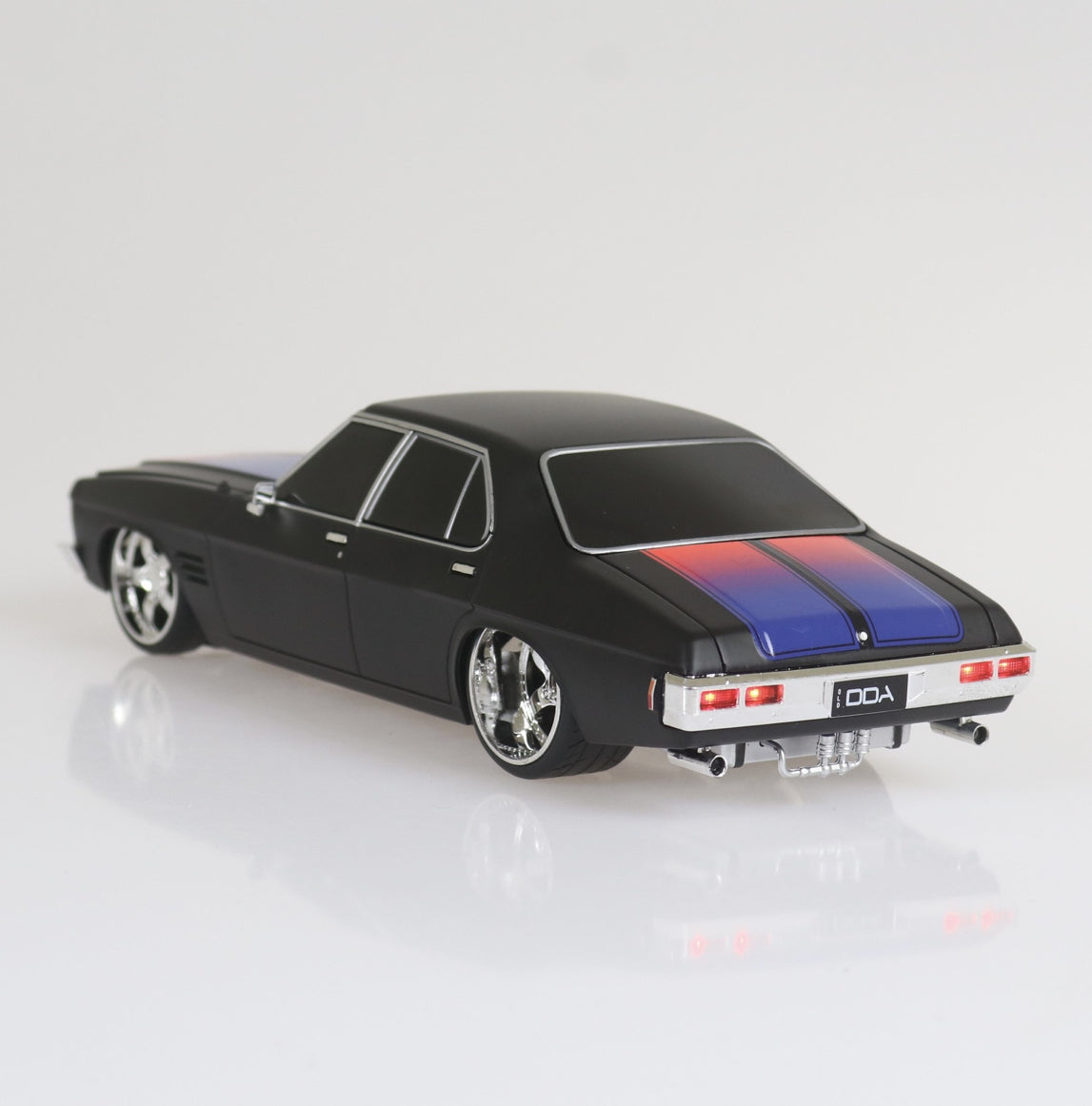 Dda 1:24 Hq Holden Matt Blk/Red/Bl Light