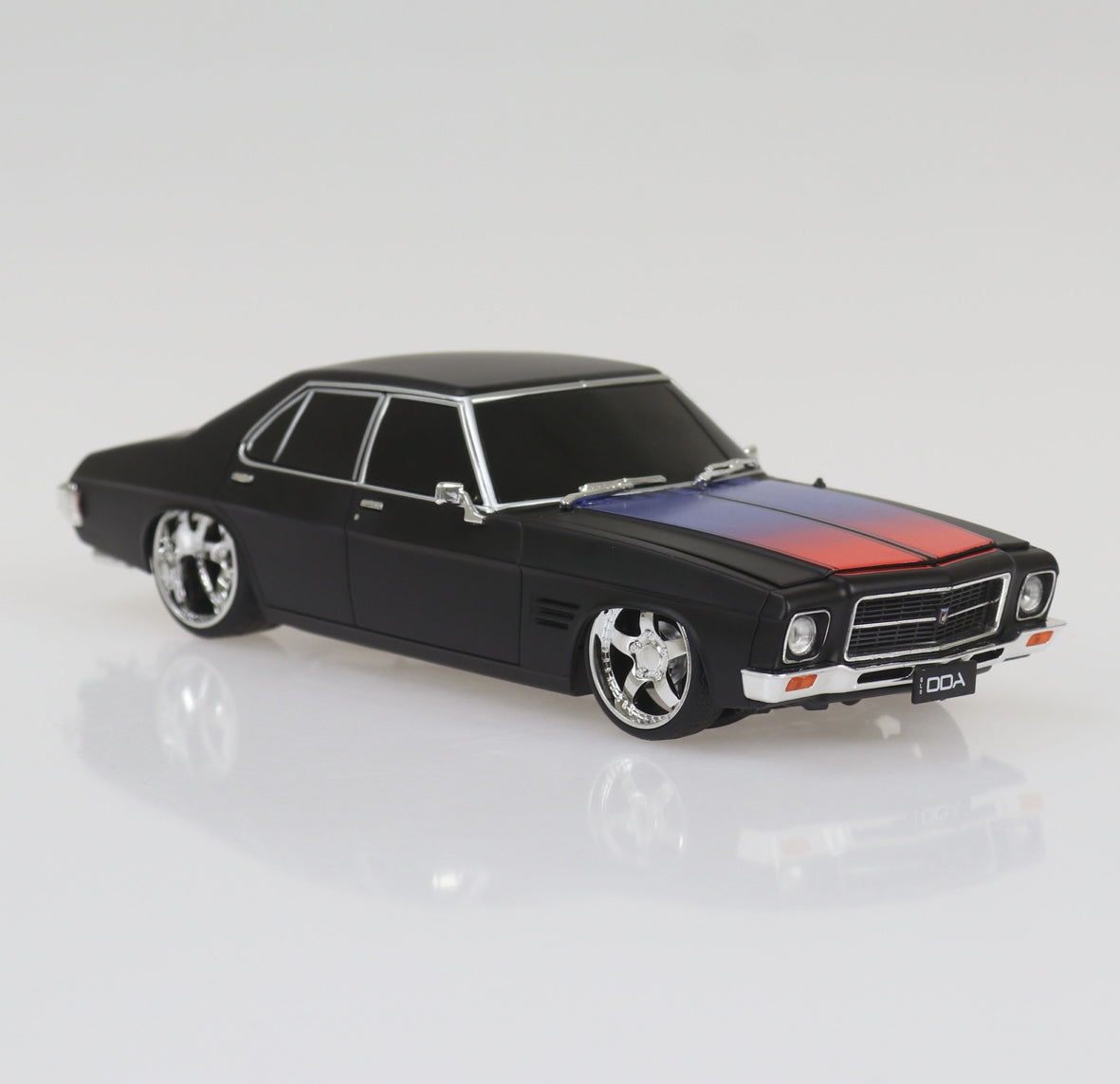 Dda 1:24 Hq Holden Matt Blk/Red/Bl Light