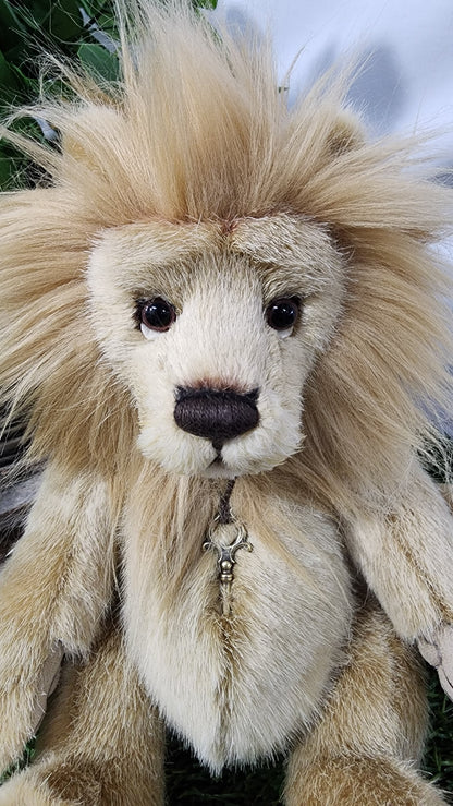 2025 CHARLIE BEARS ANNIVERSARY LINUS